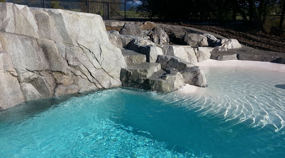 Pitt Meadows, Greater Vancouver: A view of the artifical rockwork stream that return waters from the warm pool to the main pool.
