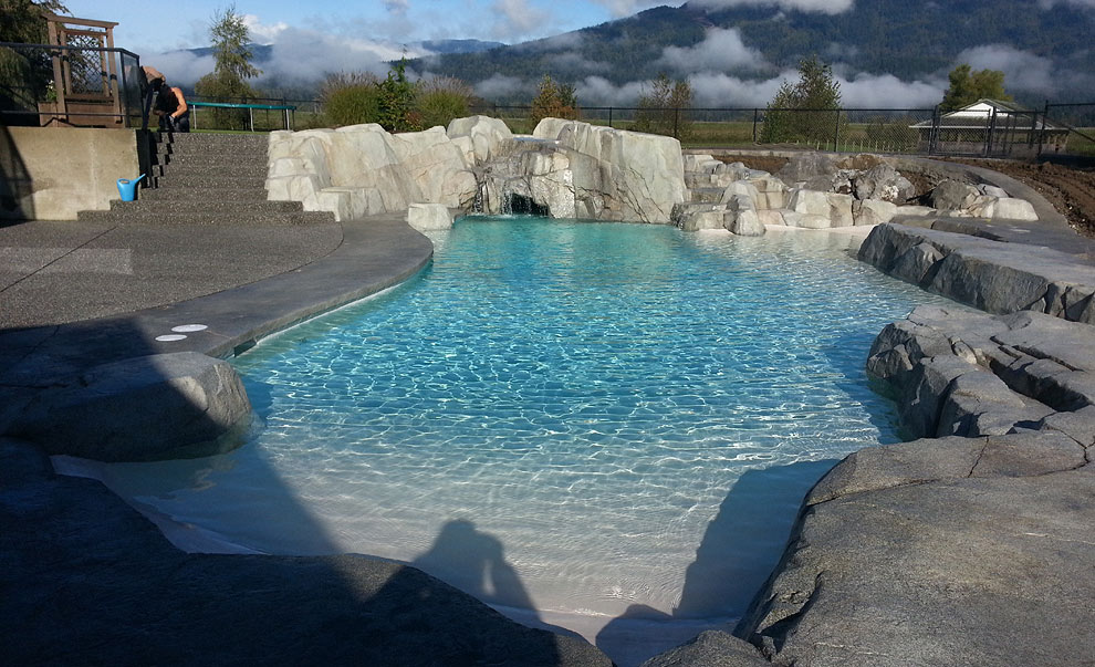 Pitt Meadows, Greater Vancouver: Looking up the main pool; the wind is creating wavelets that break on the beach at the shallow end.